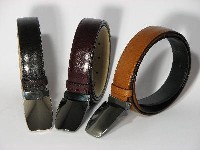 Men belts - Stylish Gentleman belts - 14411617 / 35, nikelj; èrni nikelj; èrni nikelj saten Elegantni moški usnjeni pasovi so sestavljeni iz dveh plasti. Moški usnjeni pasovi so izdelani iz zelo kvalitetnega govejega usnja, serija 090000. Usnjeni pasovi izvedbe premium so  podloženi s pravim usnjem, v izvedbi klasik so moški pasovi podloženi s plastjo iz recikliranega usnja. Moški pasovi z zaponko na klip vam omogoèajo enostavno krajšanje.